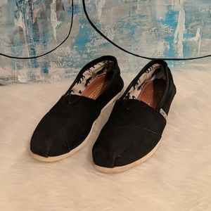 Woman's Tom's Size 7.5.